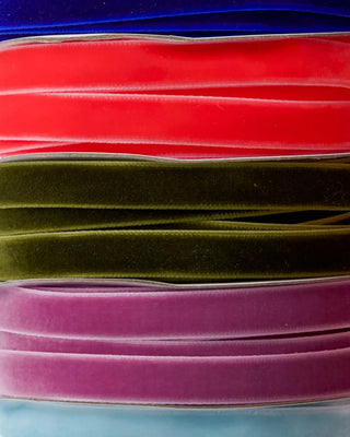 Fluwelen lint smal 5 kleuren van House Doctor, in een gestileerde productopstelling
