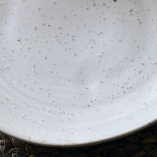 Detail van gebaksbordje Pion met gespikkeld oppervlak en afgeronde rand