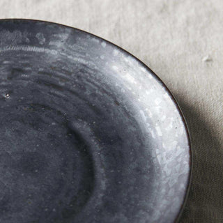 Detail van de gespikkelde keramische afwerking van Gebaksbordje Pion zwart 16,5cm
