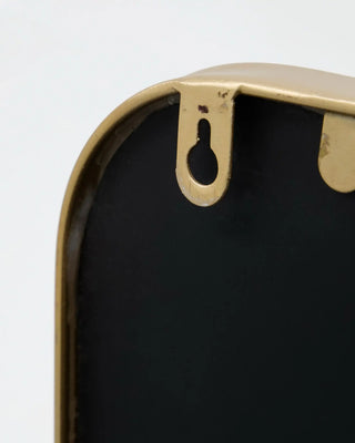 Gouden spiegel met afgeronde hoeken 35x129cm van House Doctor, van dichtbij met materiaal en afwerking zichtbaar