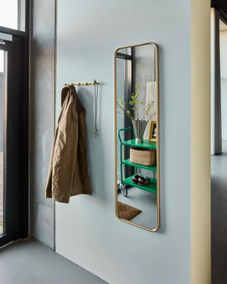Gouden spiegel met afgeronde hoeken 35x129cm van House Doctor, toegepast in een sfeervolle interieursetting