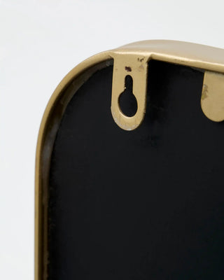 Gouden spiegel met afgeronde hoeken 60x80cm van House Doctor, van dichtbij met materiaal en afwerking zichtbaar
