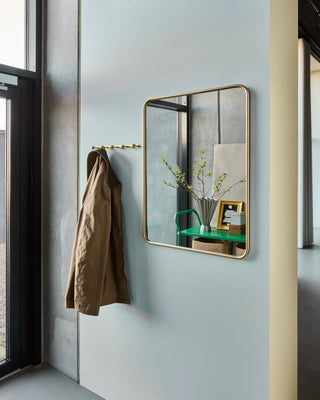 Gouden spiegel met afgeronde hoeken 60x80cm van House Doctor, toegepast in een sfeervolle interieursetting