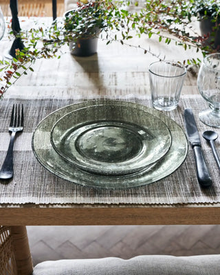 Groen glazen bord Rain 21cm - 2 stuks van House Doctor, toegepast in een sfeervolle interieursetting