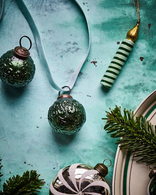Groene kerstballen Roon glas - 4 stuks van House Doctor, toegepast in een sfeervolle interieursetting