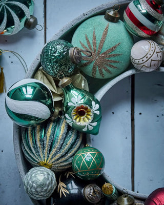 Groene kerstballen van glas Nostal - 4 stuks van House Doctor, toegepast in een sfeervolle interieursetting