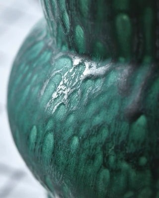 Groene vaas Disc 25cm van House Doctor, in een gestileerde detailopstelling