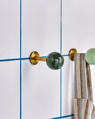 Haak Ball Groen 5cm - 2 stuks van House Doctor, toegepast in een sfeervolle interieursetting