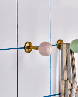 Haak Ball Roze 5cm - 2 stuks van House Doctor, toegepast in een sfeervolle interieursetting