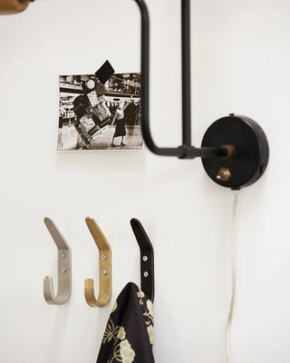 Haak Forged zwarrt 12cm van House Doctor, toegepast in een sfeervolle interieursetting