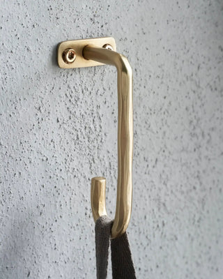 Haak Welo geborsteld messing 10cm van House Doctor, toegepast in een sfeervolle interieursetting