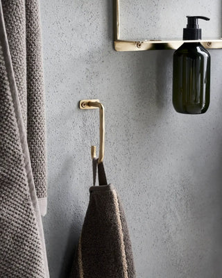 Haak Welo geborsteld messing 10cm van House Doctor, toegepast in een stijlvolle woonkamer