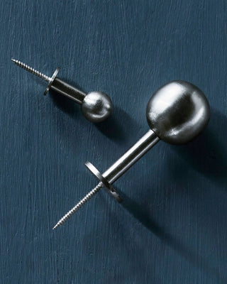 Haakjes Ball 2cm zilver - set van 2 van House Doctor, toegepast in een ruimtelijke interieursetting