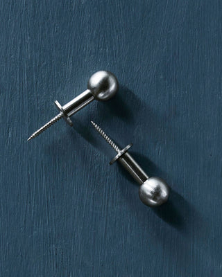 Haakjes Ball 2cm zilver - set van 2 van House Doctor, toegepast in een stijlvolle woonkamer