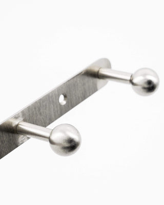 Haakrek Ball zilverkleurig 35×2×5 cm van House Doctor, schuin bekeken met vorm en afwerking zichtbaar