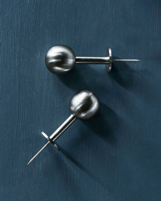 Haken Ball 4cm zilver - set van 2 van House Doctor, toegepast in een sfeervolle interieursetting