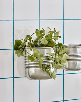 Hangende Bloempotten Groove zilver 18cm van House Doctor, toegepast in een sfeervolle interieursetting