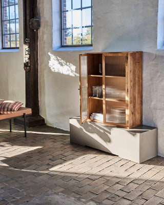 Hangkast Balance bruin 100cm van House Doctor, toegepast in een sfeervolle interieursetting