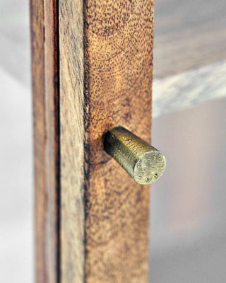 Hangkast Montre bruin 51cm van House Doctor, van dichtbij met materiaal en afwerking zichtbaar