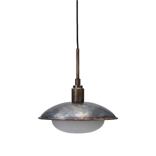 Industriële hanglamp met metalen kap en mat glazen diffuser, vintage look