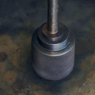 Zwart metalen draaiknop met geribbelde greep voor meubel of woonaccessoire