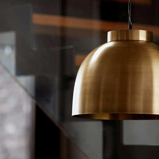 Gouden hanglamp met geborsteld metaal en bolvormige kap in moderne keuken