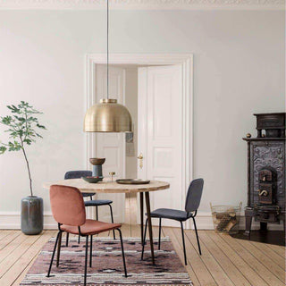 Ronde eettafel met stoelen en gouden hanglamp in stijlvolle woonkamer