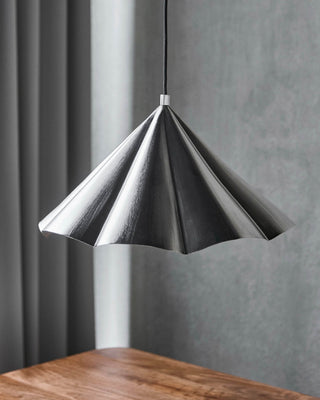 Hanglamp Flola geborsteld zilver Ø50cm van House Doctor, toegepast in een sfeervolle interieursetting