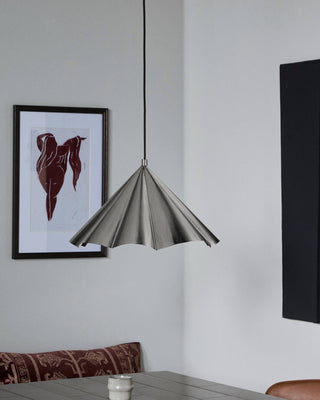 Hanglamp Flola geborsteld zilver Ø50cm van House Doctor, toegepast in een stijlvolle woonkamer
