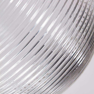 Close-up van de glazen kap van de Gaia hanglamp met fijne horizontale ribbels