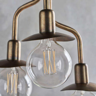 Hanglamp Hana messing 3 lampen van House Doctor, van dichtbij met materiaal en textuur zichtbaar