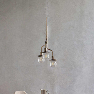 Hanglamp Hana messing 3 lampen van House Doctor, toegepast in een sfeervolle interieursetting