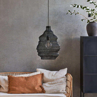 Hanglamp Mesh zwart 30cm van House Doctor, toegepast in een sfeervolle interieursetting
