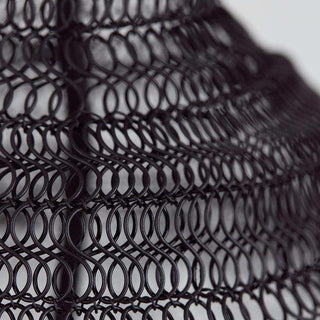 Hanglamp Mesh zwart 30cm van House Doctor, van opzij met vorm en constructie zichtbaar