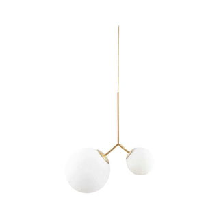 Moderne hanglamp met twee witte glazen bollen en goudkleurige metalen arm