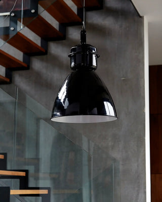 Hanglamp Volumen zwart metaal 35cm van House Doctor, toegepast in een stijlvolle woonkamer