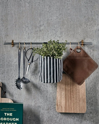 Hangmand Lava zwart gestreept 15cm van House Doctor, toegepast in een sfeervolle interieursetting
