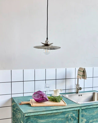 Hatt lampenkap in geborsteld zilver 30cm van House Doctor, toegepast in een sfeervolle interieursetting