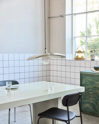 Hatt lampenkap in geborsteld zilver 60cm van House Doctor, toegepast in een sfeervolle interieursetting
