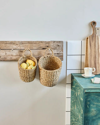 Here hangende manden naturel - set van 2 van House Doctor, toegepast in een sfeervolle interieursetting