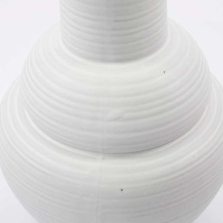 Detail van witte vaas Liva met gelaagde rondingen en horizontale ribbels