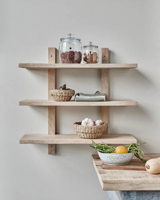 Houten wandplanken in natuurlijke afwerking 75cm van House Doctor, toegepast in een sfeervolle interieursetting