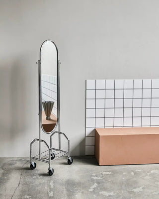 Image spiegel zilver 180cm van House Doctor, toegepast in een sfeervolle interieursetting