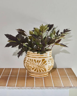 Ivy bloempot beige 23cm van House Doctor, toegepast in een sfeervolle interieursetting