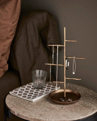 Jewel sieradenhouder geborsteld messing 33cm van House Doctor, toegepast in een sfeervolle interieursetting
