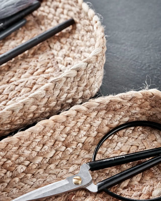 Jute dienbladen set naturel 36cm - set van 2 van House Doctor, in een gestileerde detailopstelling
