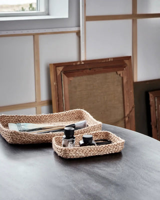 Jute dienbladen set naturel 36cm - set van 2 van House Doctor, toegepast in een sfeervolle interieursetting