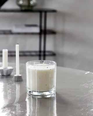 Kaars in glas Advent zilver 12cm van House Doctor, toegepast in een sfeervolle interieursetting