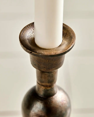 Kaarsenstandaard Cast Antiek brons 16cm van House Doctor, in een gestileerde detailopstelling