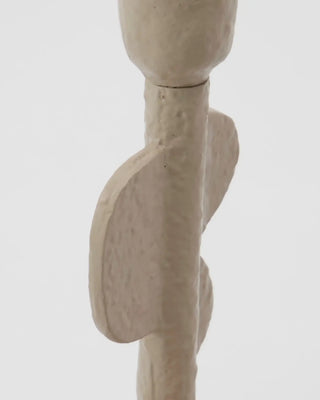 Kaarsenstandaard Donna beige 20cm van House Doctor, schuin bekeken met vorm en afwerking zichtbaar